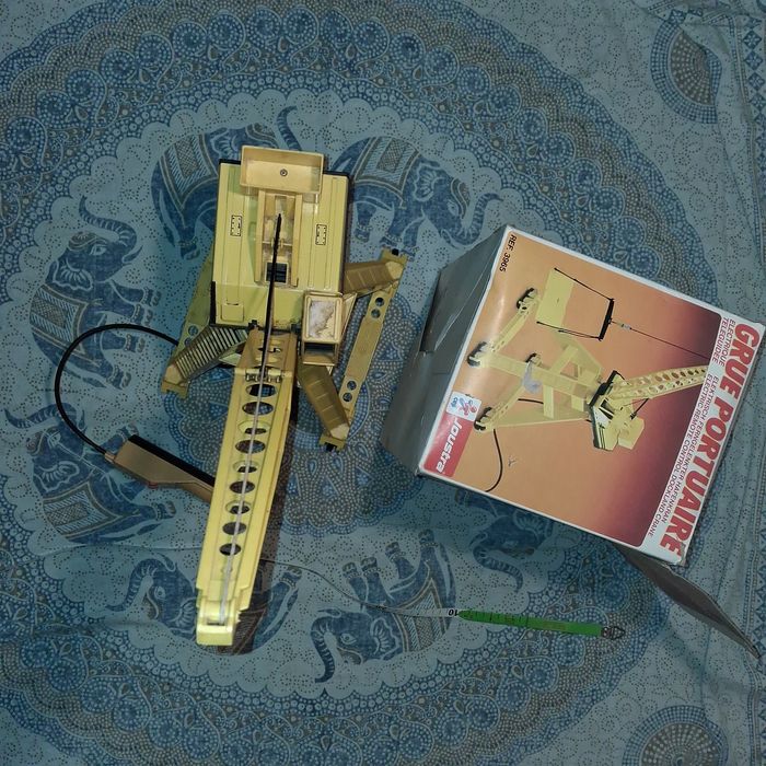 Brinquedo -grua eletrica  Joustra com caixa