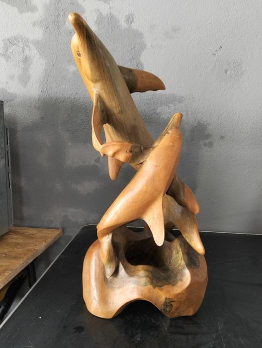 Escultura em madeira maciça