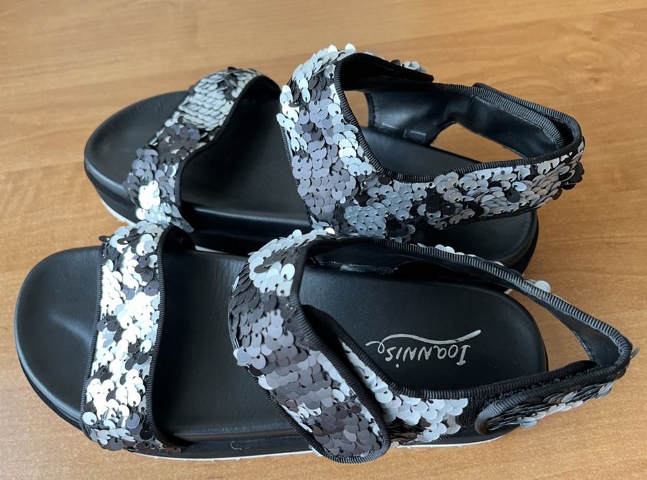 Сандалі чорні шкіряні з паєтками