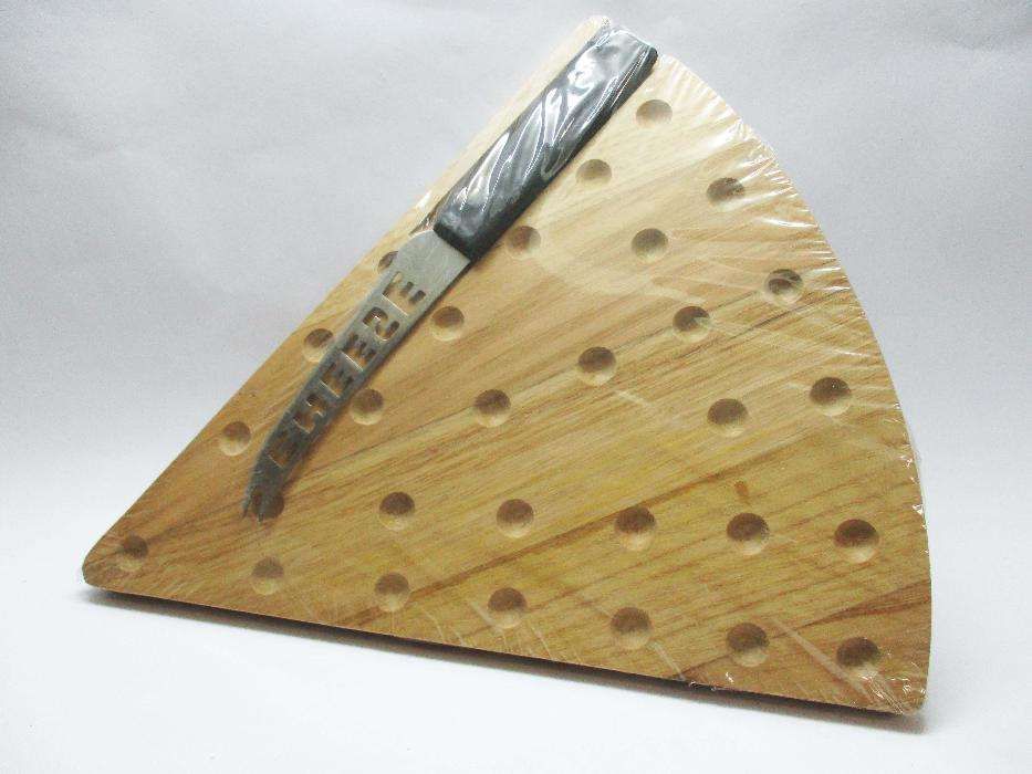 Tábua de Madeira e Faca para Queijo