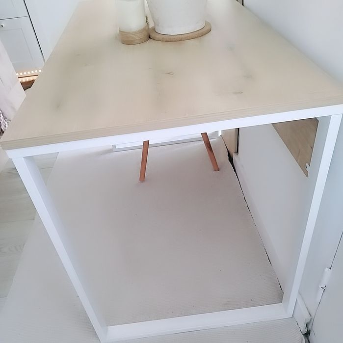 Mesa e 2 cadeiras.