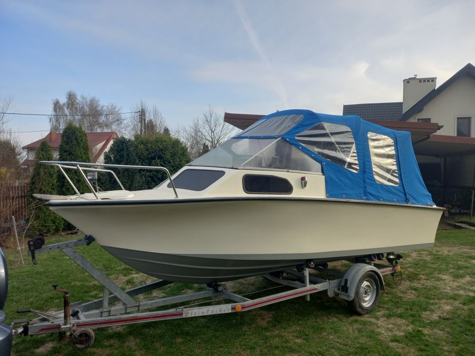 Łódź motorowo-kabinowa