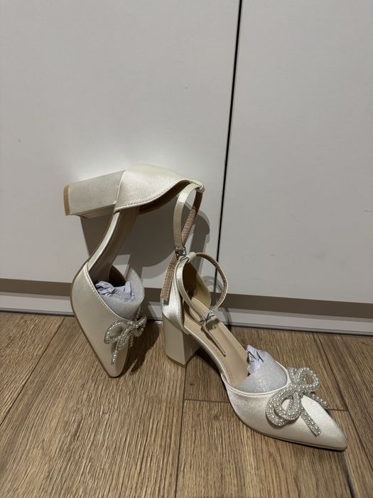 buty ślubne na obcasie z kokardkami