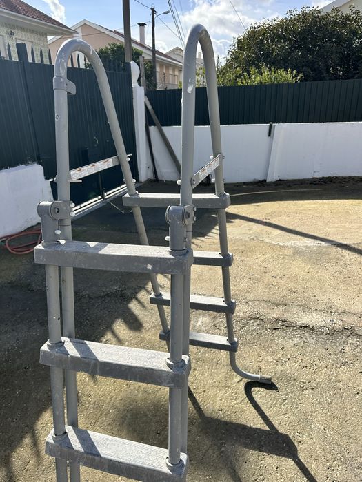 Escada dupla , piscina, andaime, pode de arvores