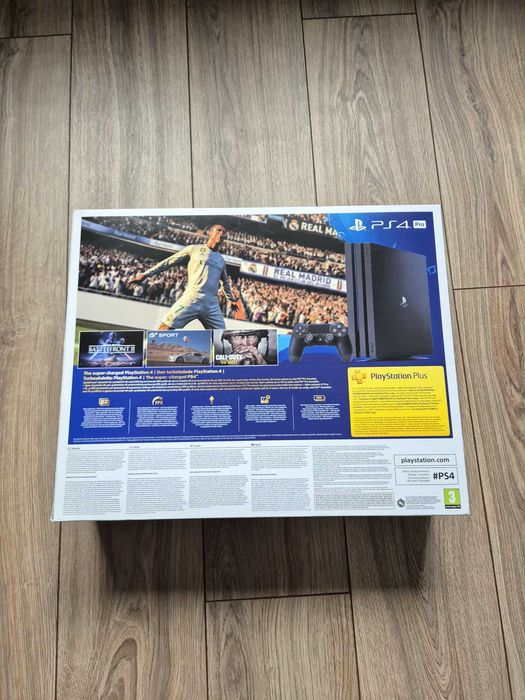 PlayStation 4 Pro 1Tb + 2 Pady ze stacją ładującą + 2x Move