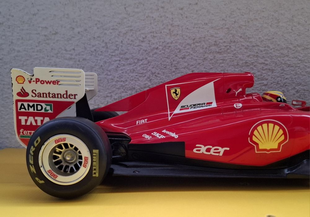 Bolid Ferrari F150 Fernando Alonso #5 Sezon 2011 / Skala 1/14 (37 cm)