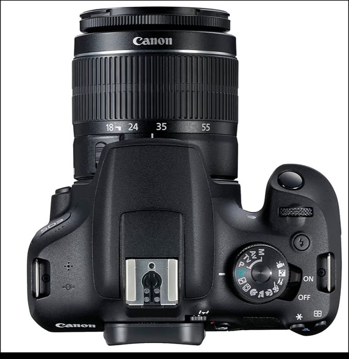 Câmara fotográfica Canon EOS 2000d em caixa.