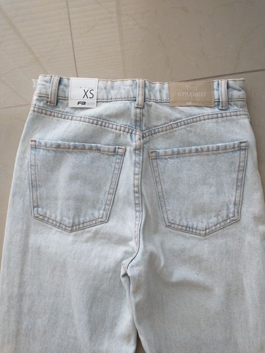 Nowe spodnie jeansowe z dziurami XS