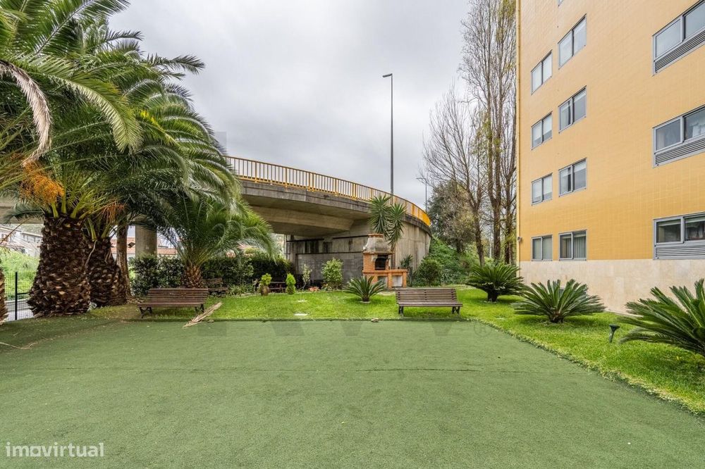 T3 com excelentes áreas e 3 lugares de garagem em Coimbrões