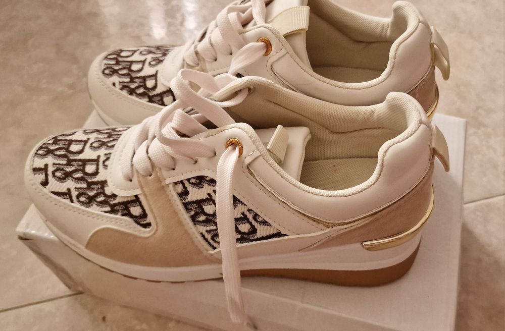 Tenis bege com efeitos e sola alta
