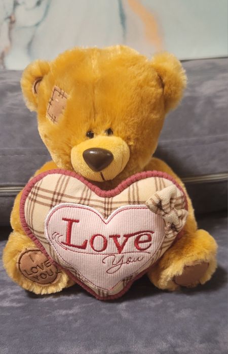 Ведмедик, що тримає серце з написом "love you". фірма camble pleasure