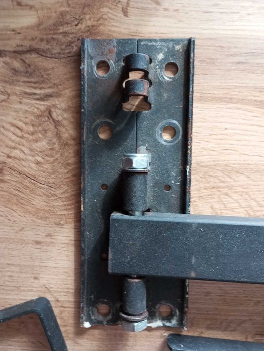 Навісна полиця дуже масивна, товстий металл