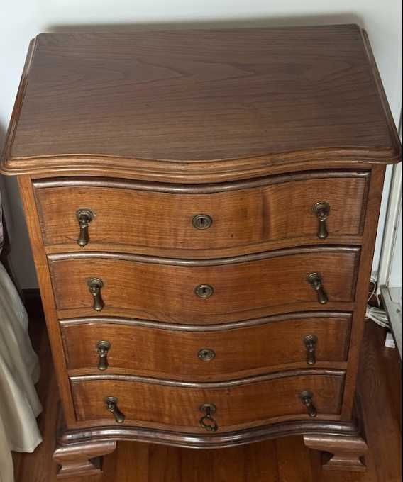 Cómoda / Mesa de Cabeceira Vintage (Estilo Clássico)