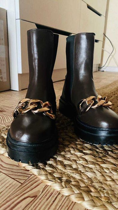 Челсі на масивній підошві з декоративним ланцюгом