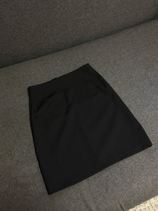 Базова чорна спідниця