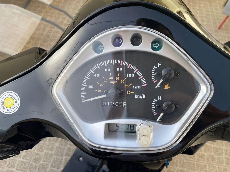 Vendo moto  praticamente nova