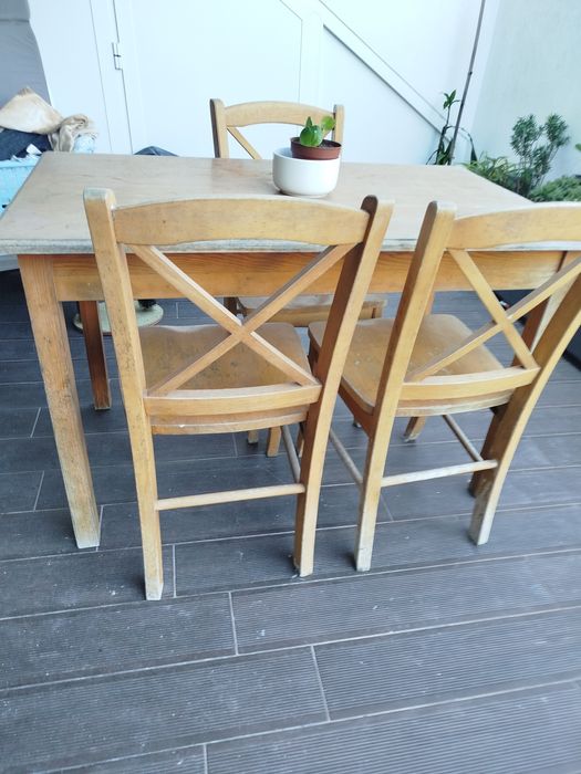 Mesa em pinho com 3 cadeiras para restauro