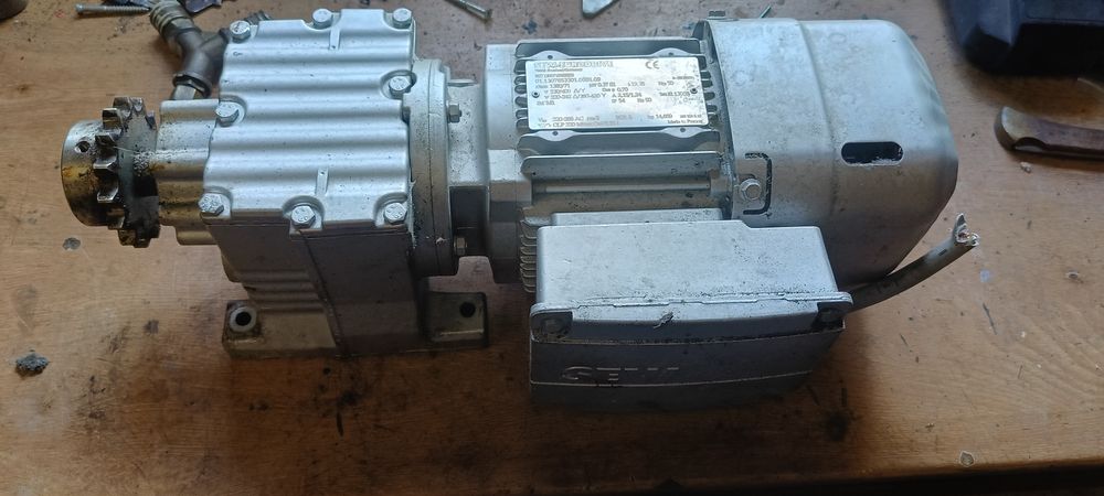 Silnik elektryczny z motoreduktorem