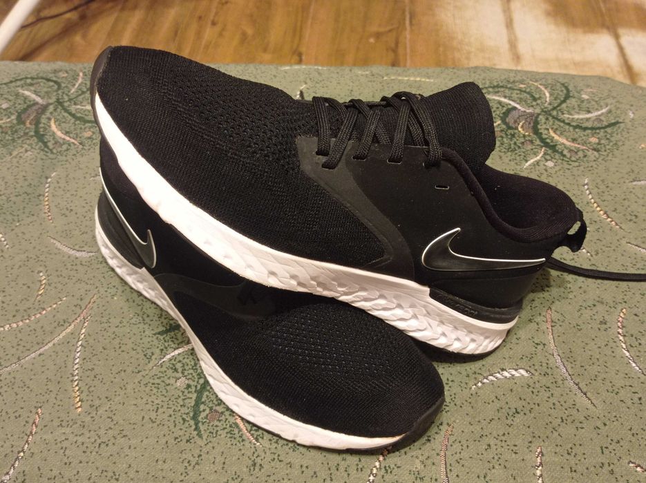 Кроссовки Nike Flyknit оригинал фирменные  размер-42 стелька- 27 см.