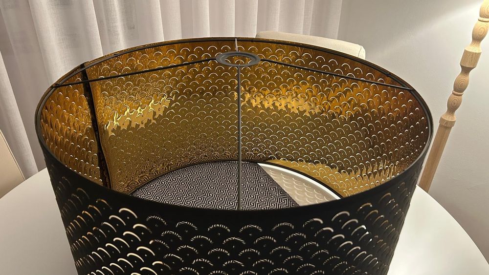 Candeeiros pretos com interior Dourado
