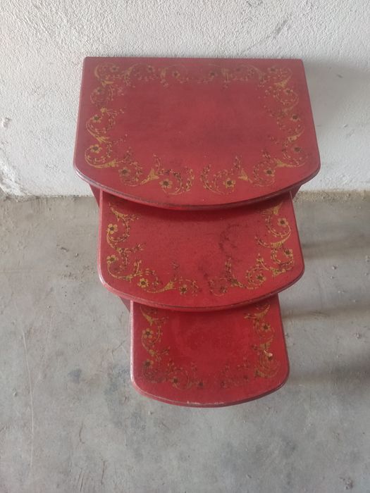 Mesas em laca vermelha orientais