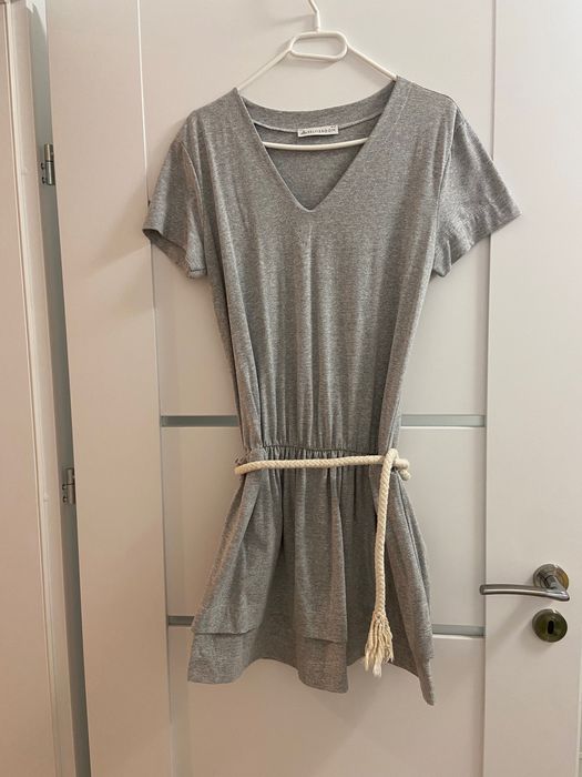 Szara dresowa sukienka Selfieroom z falbanką i sznurkiem