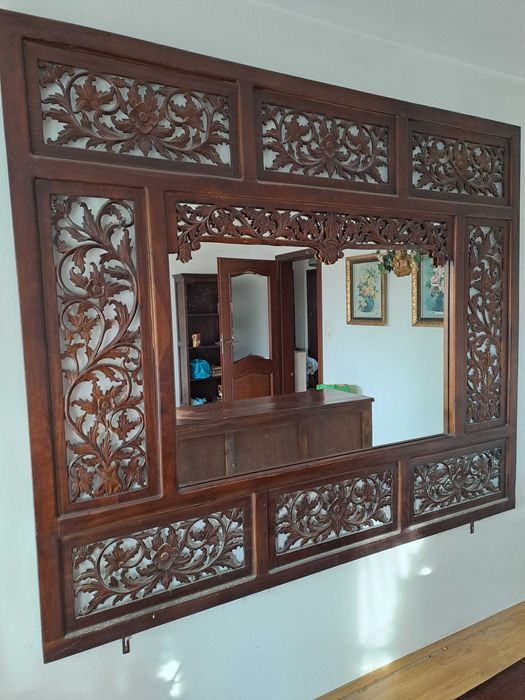 Lustro z ornamentami