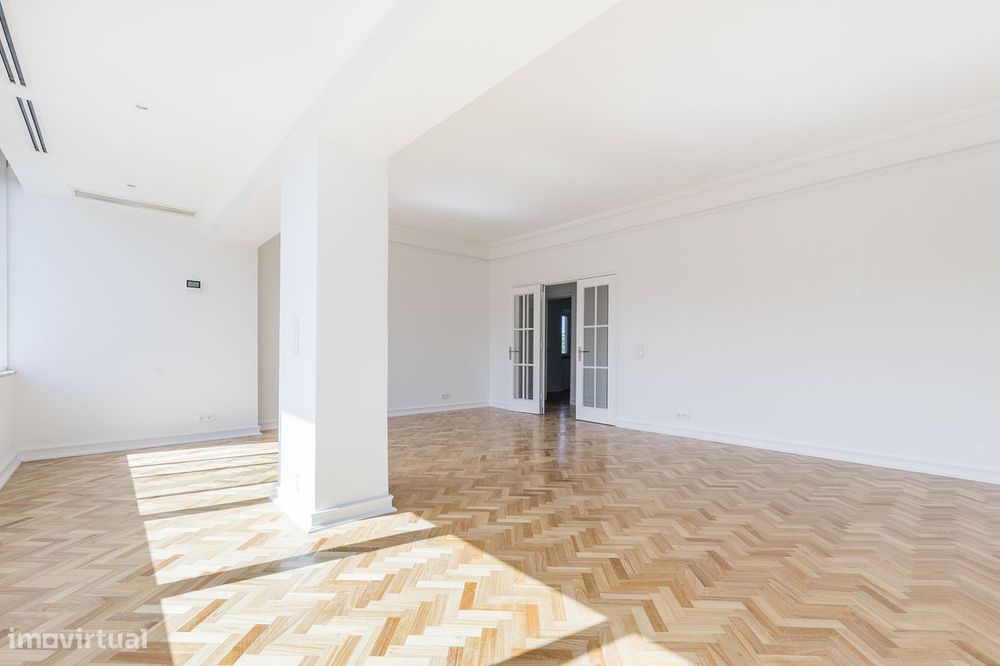 Espetacular apartamento T5 totalmente renovado, na Avenida João XXI