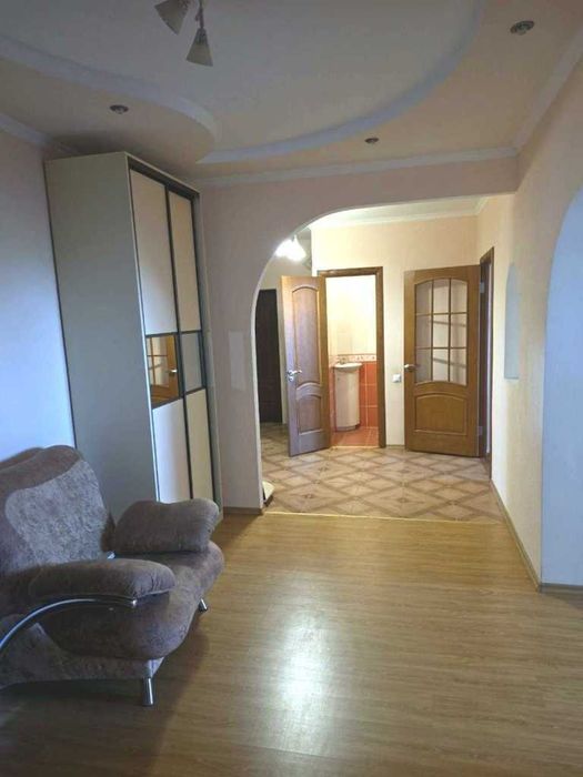 Терміново простора 2-кімнатну квартиру 81,5 м² з ремонтом та меблями
