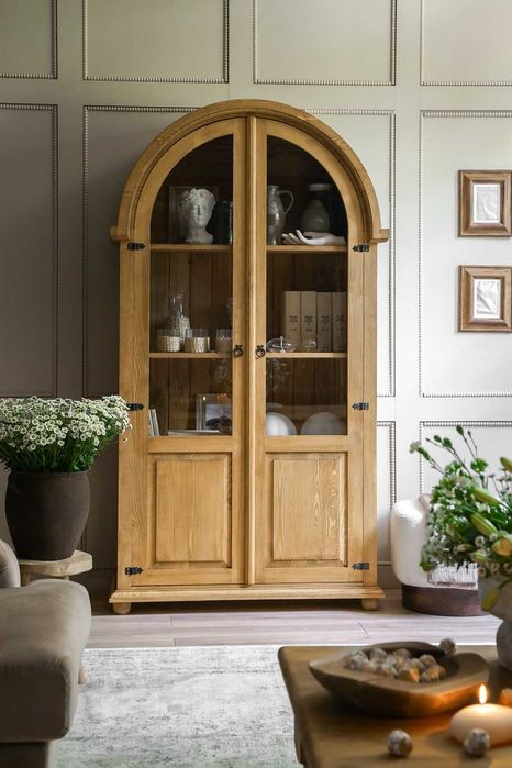 półokrągła drewniana witryna HACIENDA do salonu w stylu postarzanym