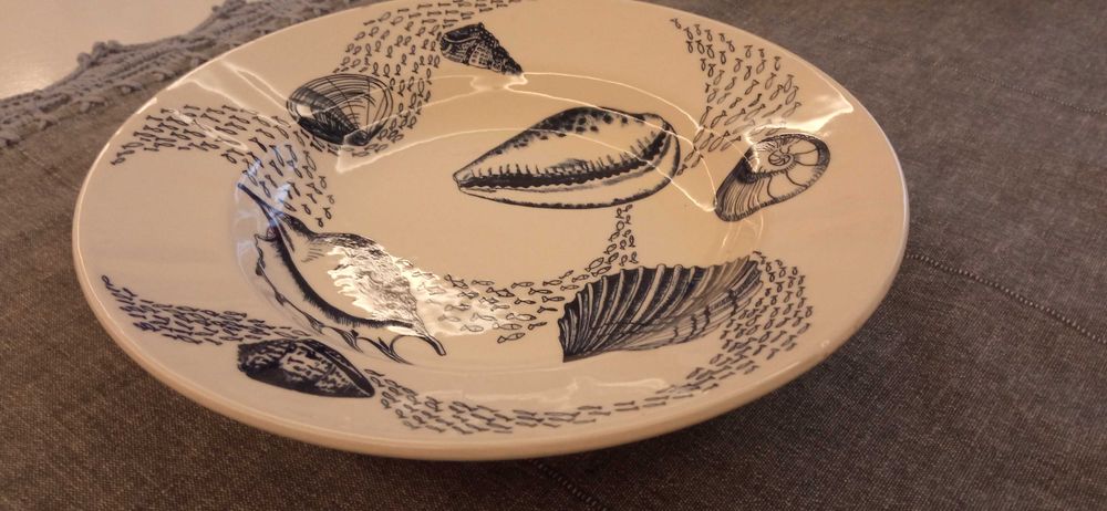 Prato em loiça com motivos marítimos