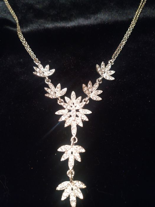 Нежное украшение под вечернее платье