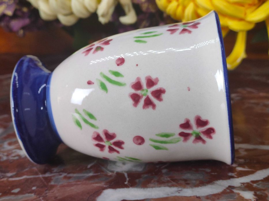 Ładny ceramiczny kubek na stopce - Bordowe kwiatki - 320 ml