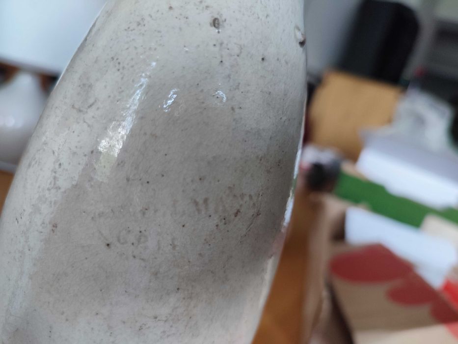 Butelka ceramiczną z tłoczeniem, oryginalnym zamknięciem