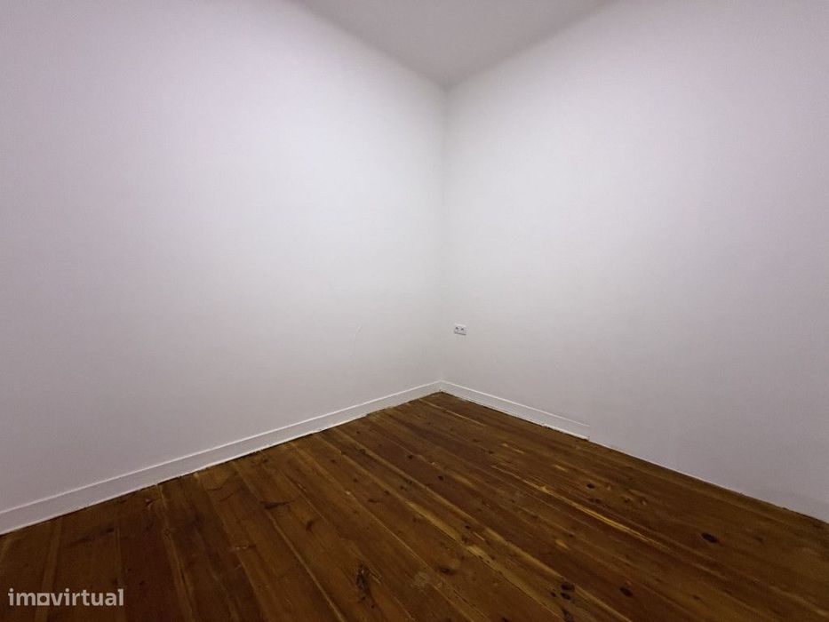 Venda de Apartamento com 7 assoalhadas na Avenida Almirante Reis