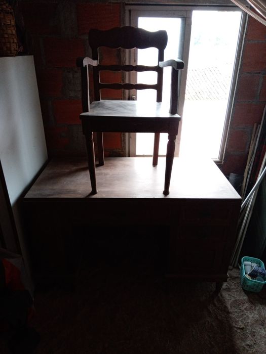 Secretária e cadeira antiga