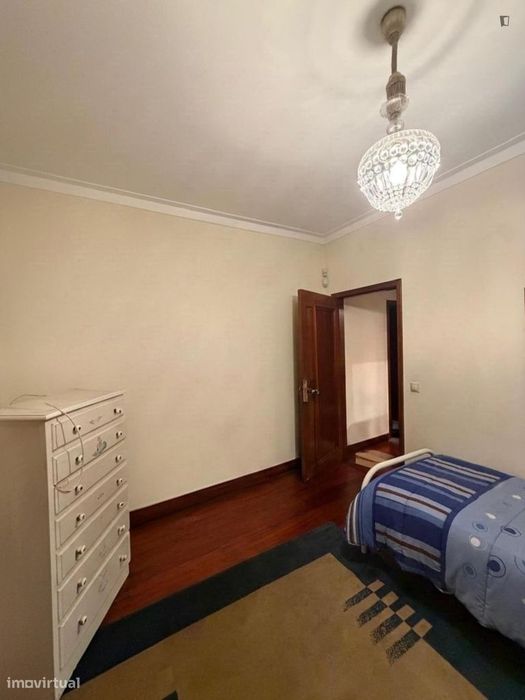 Quarto - localizado em Oliveira do Douro Porto