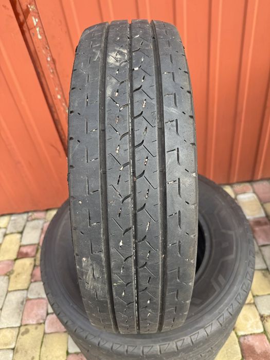 Продам комплект шин 205-75-16С