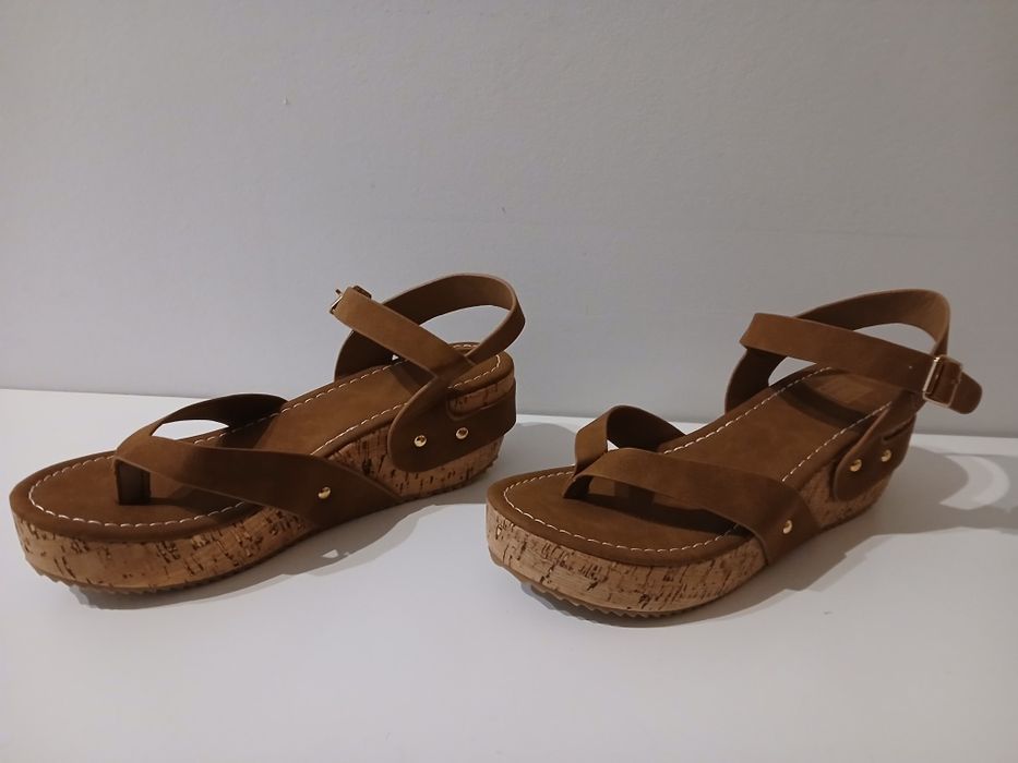 Sandálias castanho claro com tachas douradas