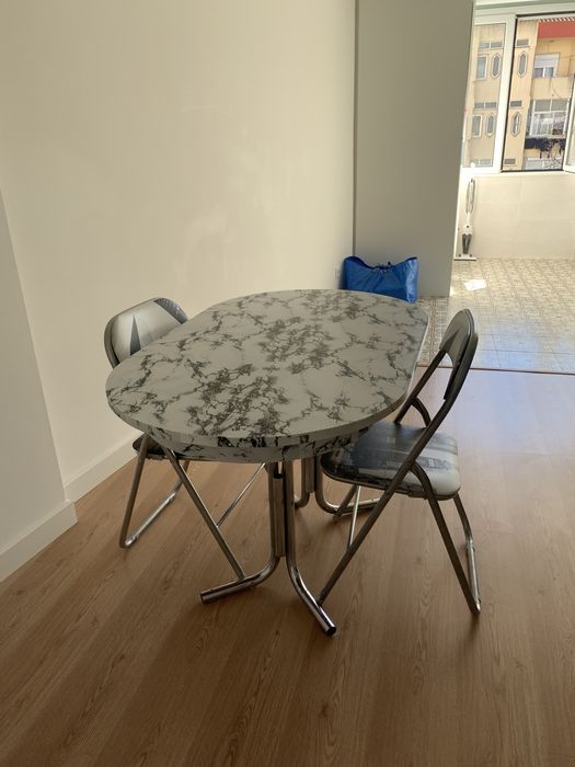 Mesa oval 124x75 com 2 cadeiras dobráveis64585538144899120