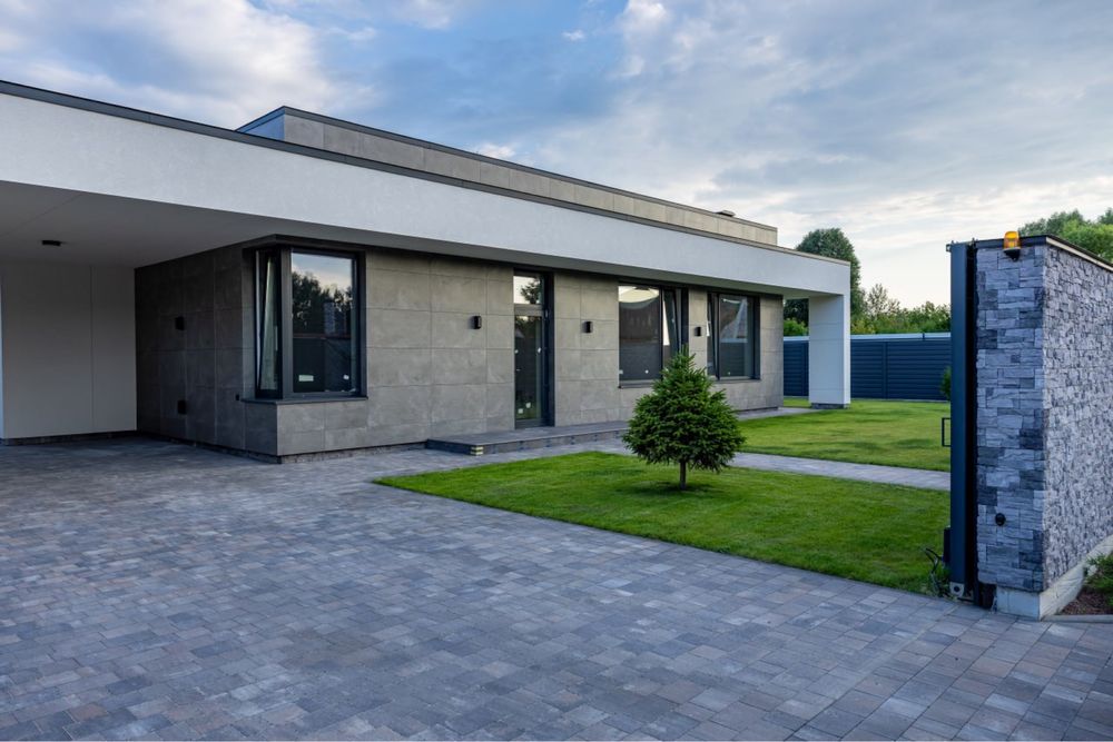 Сучазний будинок в с. Романків