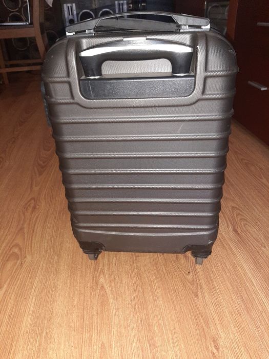 Продам дорожный чемодан.