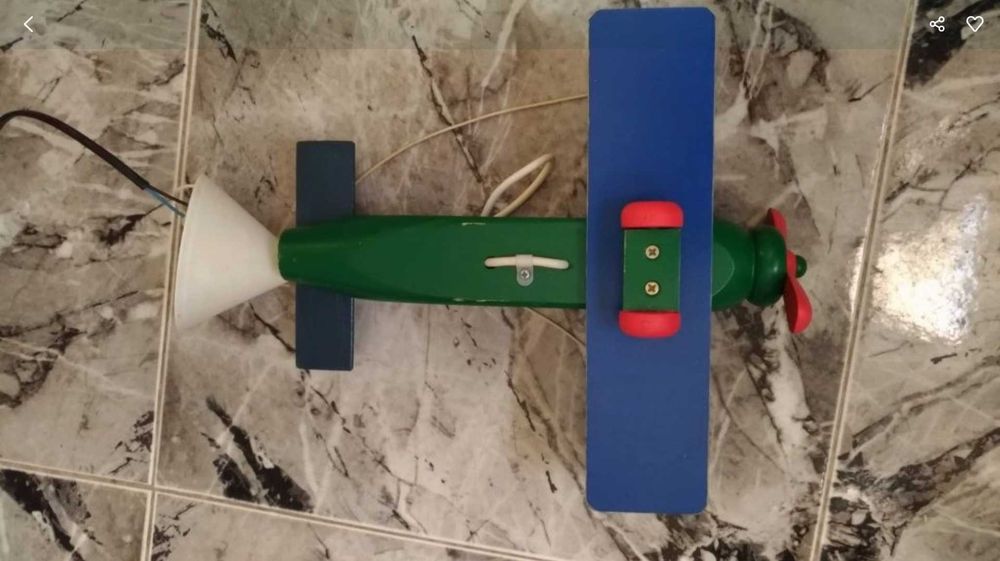 Candeeiro em forma de avião, ideal para decorar um quarto.