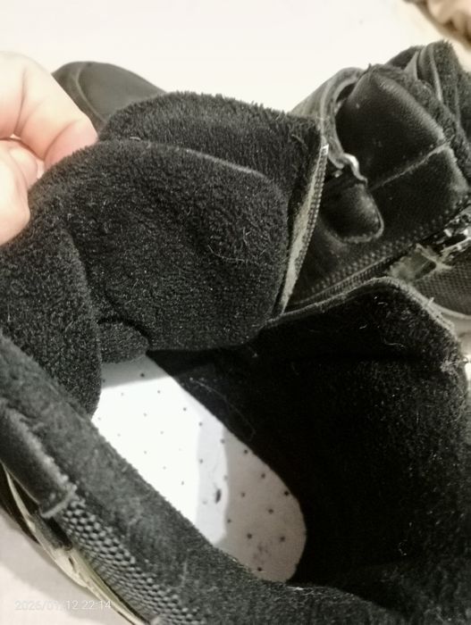 Різне взуття для хлопчиків