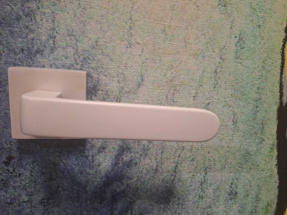 Białe klamki drzwiowe 4 lub 6 szt