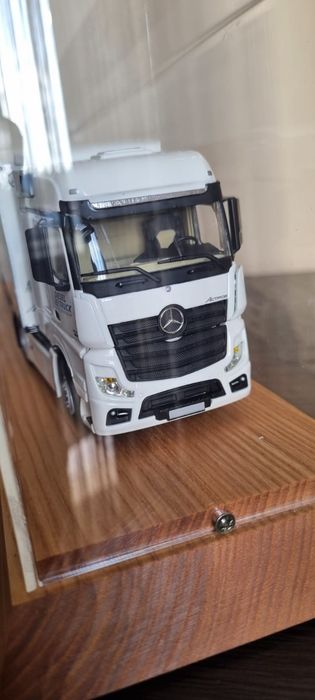 Model ciągnika Mercedes z naczepą Schmitz Cargobull