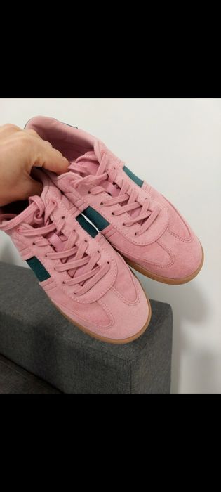 Жіночі кросівки zara
