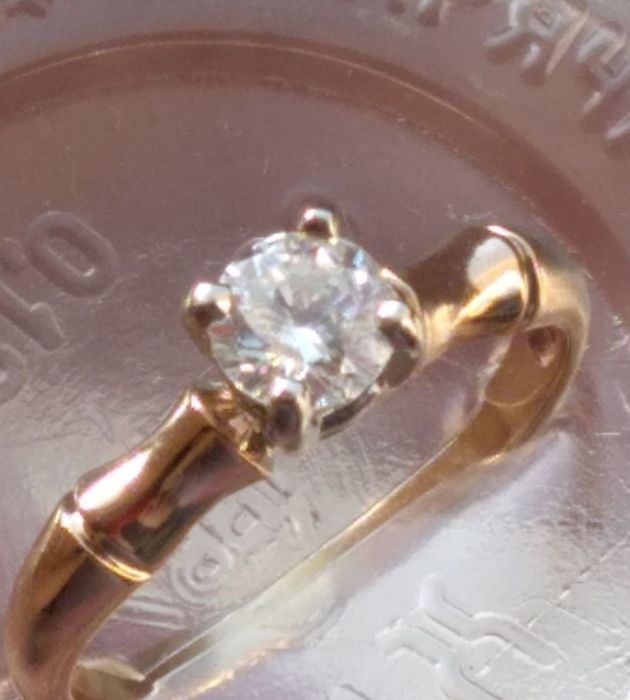 Кольцо с бриллиантом