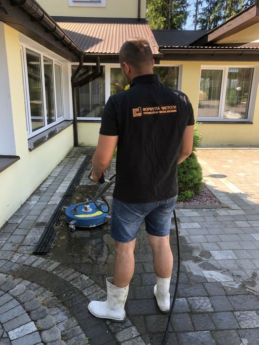 Миття бруківки фасаду парканів