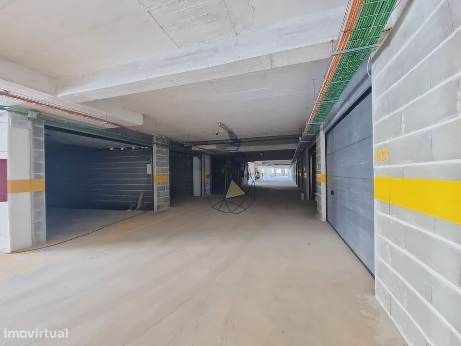 Garagens Box à Venda em Portimão — de 16 m² a 28 m², entre a estação d